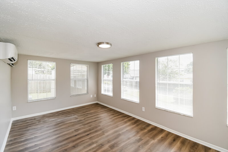 1,750/Mo, 2891 Gatling Blvd Orange Park, FL 32065 Sun Room View 2