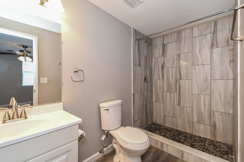 1,750/Mo, 2891 Gatling Blvd Orange Park, FL 32065 Main Bathroom View