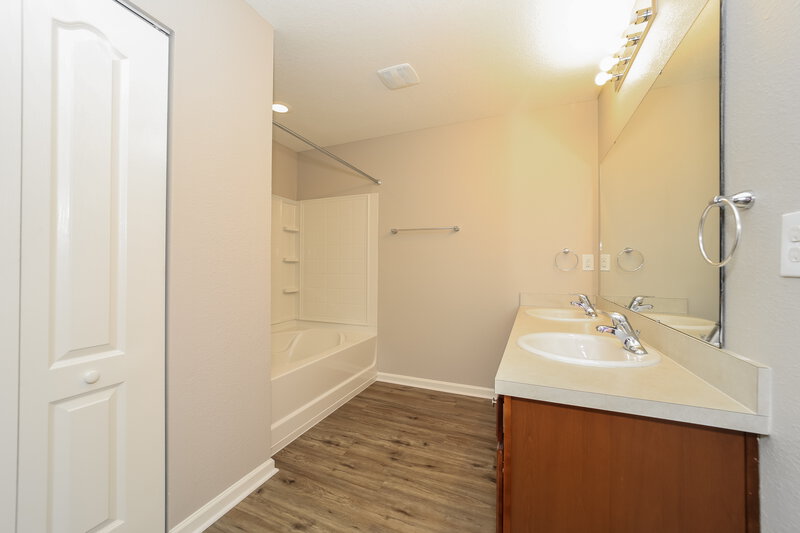 1,840/Mo, 2126 Tyson Lake Dr Jacksonville, FL 32221 Main Bathroom View