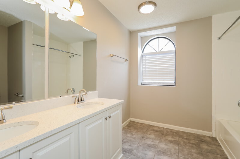 1,990/Mo, 1260 Suffolk Pl Orange Park, FL 32065 Main Bathroom View