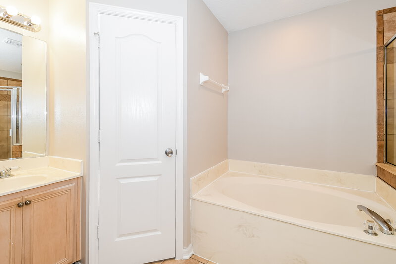 2,215/Mo, 12251 Captiva Bluff Rd Jacksonville, FL 32226 Main Bathroom View