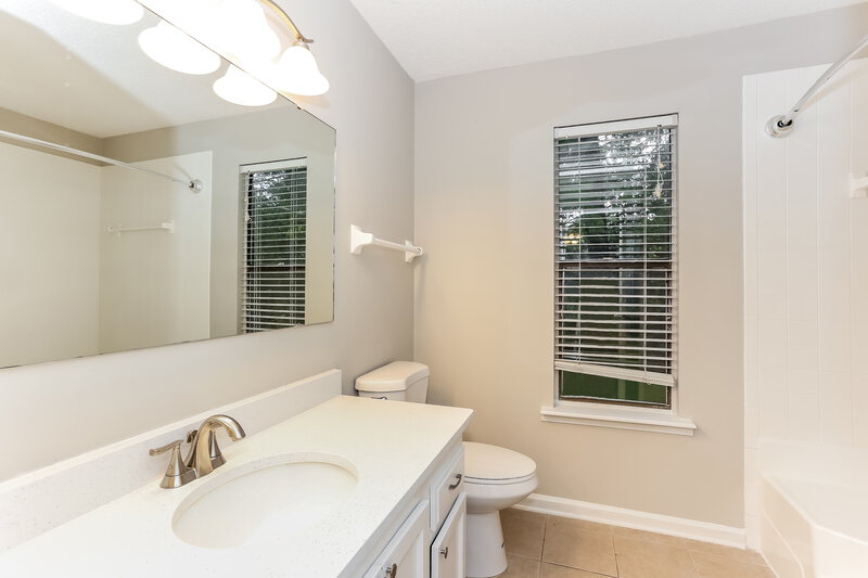2,200/Mo, 10910 Percheron Dr Jacksonville, FL 32257 Main Bathroom View
