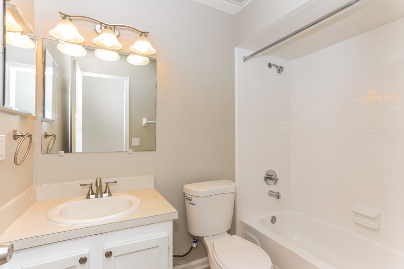 2,200/Mo, 10910 Percheron Dr Jacksonville, FL 32257 Bathroom View