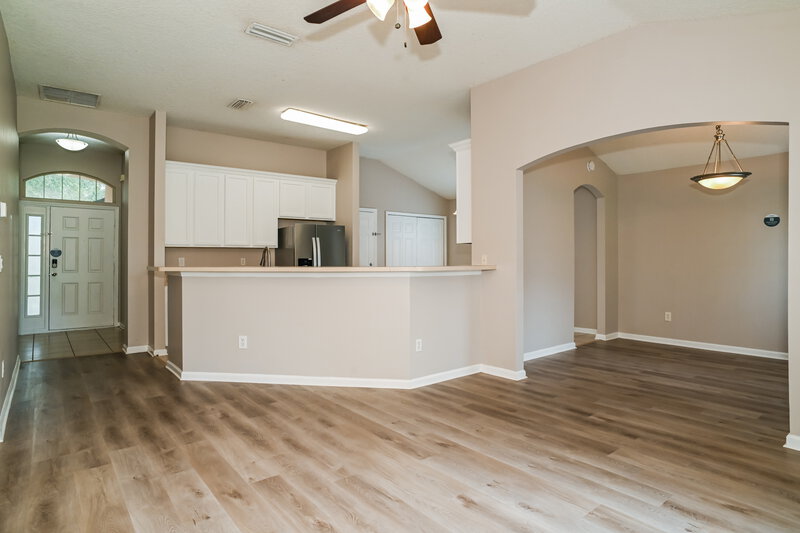 1,565/Mo, 2510 Creekfront Dr Green Cove Springs, FL 32043 Living Room View 2