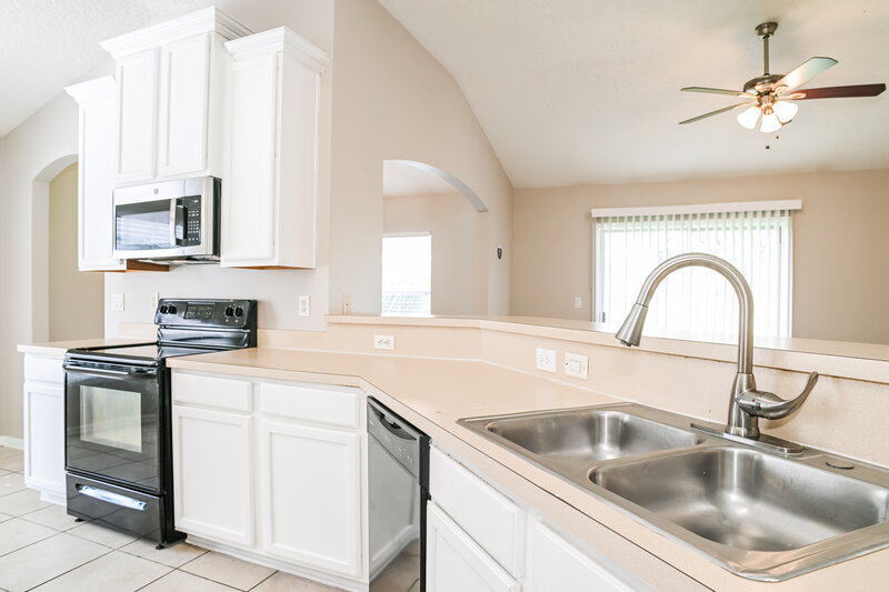 1,565/Mo, 2510 Creekfront Dr Green Cove Springs, FL 32043 Kitchen View