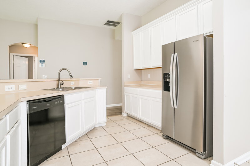 1,565/Mo, 2510 Creekfront Dr Green Cove Springs, FL 32043 Kitchen View 2