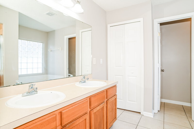 1,565/Mo, 2510 Creekfront Dr Green Cove Springs, FL 32043 Main Bathroom View