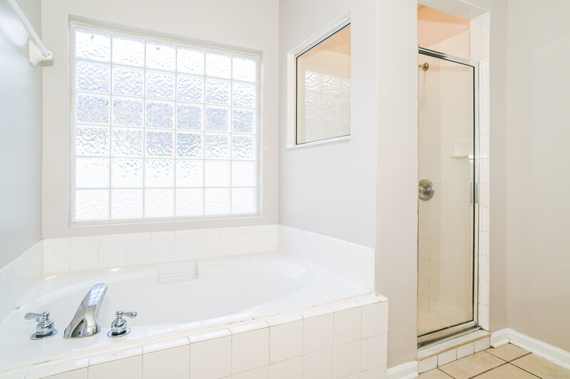 1,565/Mo, 2510 Creekfront Dr Green Cove Springs, FL 32043 Main Bathroom View 2