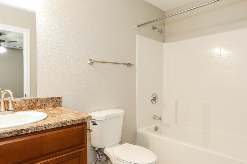 2,395/Mo, 961 N Saint Johns St Saint Augustine, FL 32084 Main Bathroom View