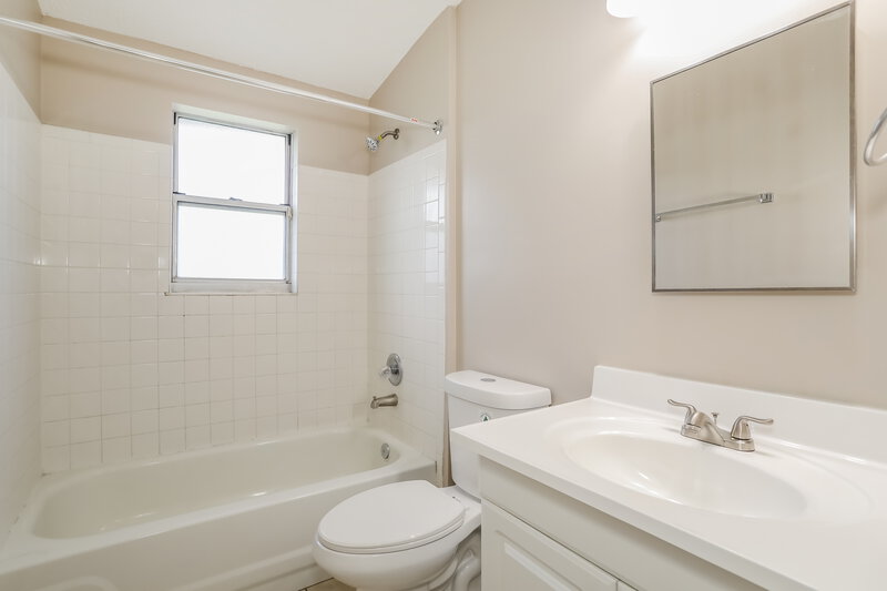 1,975/Mo, 10938 Buggy Whip Dr Jacksonville, FL 32257 Bathroom View