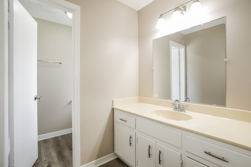 1,995/Mo, 553 Harrison Ave Orange Park, FL 32065 Main Bathroom View