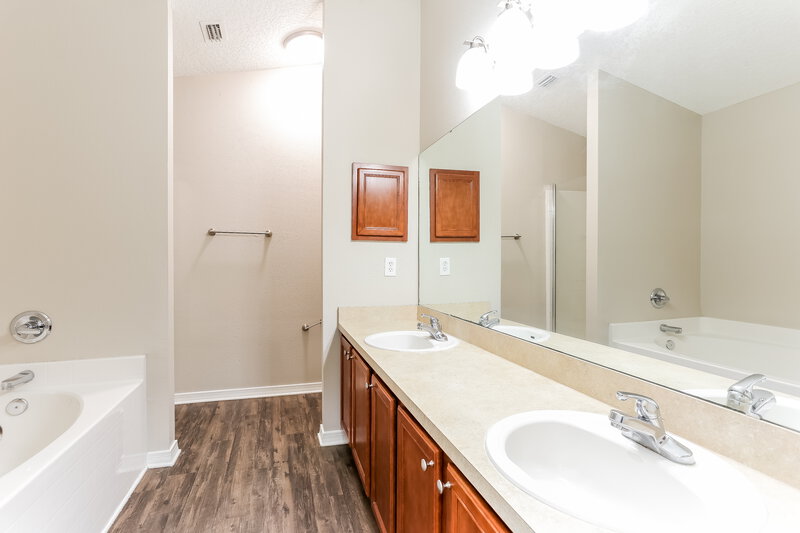 1,730/Mo, 7524 Westland Oaks Dr Jacksonville, FL 32244 Main Bathroom View