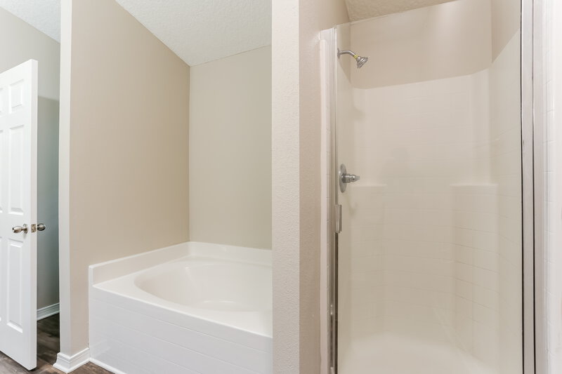 1,730/Mo, 7524 Westland Oaks Dr Jacksonville, FL 32244 Main Bathroom View 2