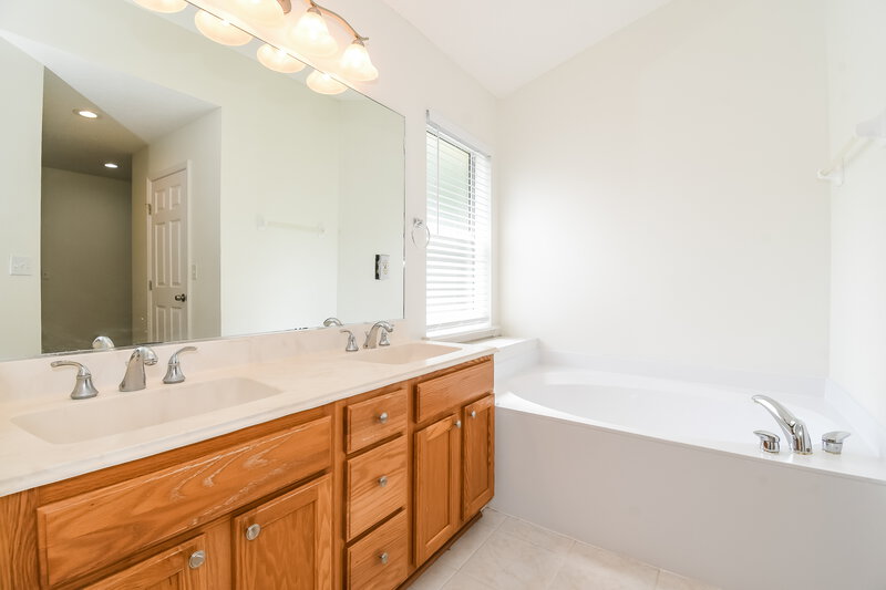 2,270/Mo, 574 Misty Morning Ct Jacksonville, FL 32218 Main Bathroom View