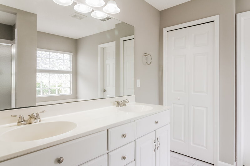 1,950/Mo, 1257 Ardmore St Saint Augustine, FL 32092 Main Bathroom View