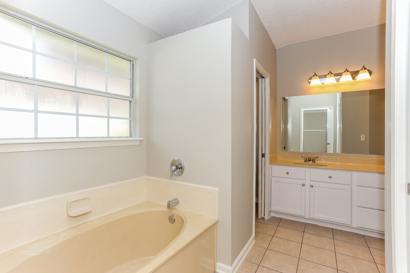 1,755/Mo, 3726 Woodbriar Dr Orange Park, FL 32073 Main Bathroom View