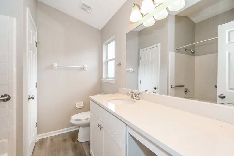 1,870/Mo, 2653 Sam Houston Pl Jacksonville, FL 32246 Main Bathroom View