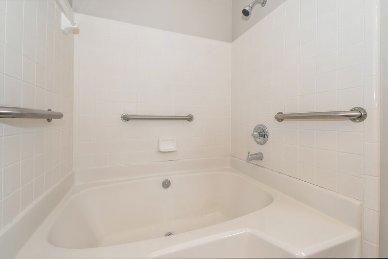 1,870/Mo, 2653 Sam Houston Pl Jacksonville, FL 32246 Main Bathroom View 2