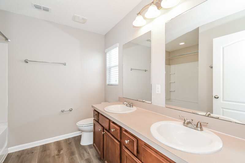 1,915/Mo, 95339 Mistwood Ct Fernandina Beach, FL 32034 Main Bathroom View