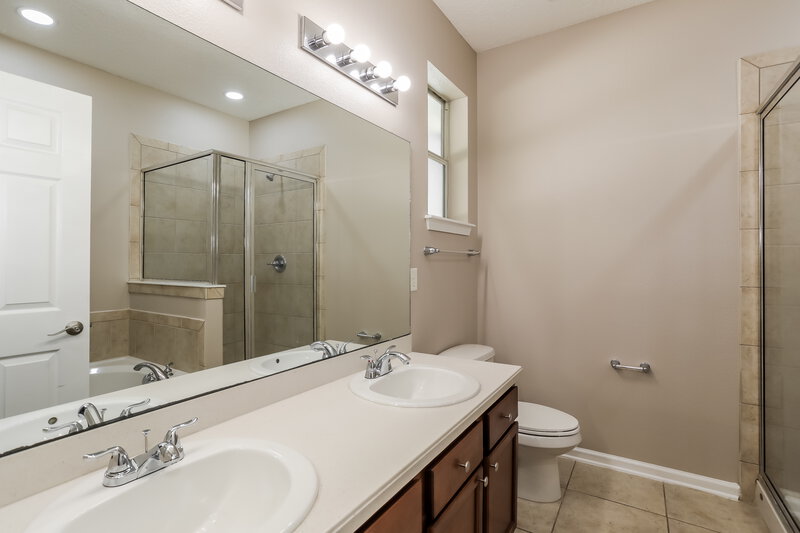 2,040/Mo, 292 Sunshine Dr Saint Augustine, FL 32086 Main Bathroom View