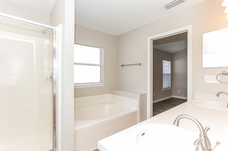 1,965/Mo, 1725 Saw Lake Dr Middleburg, FL 32068 Main Bathroom View