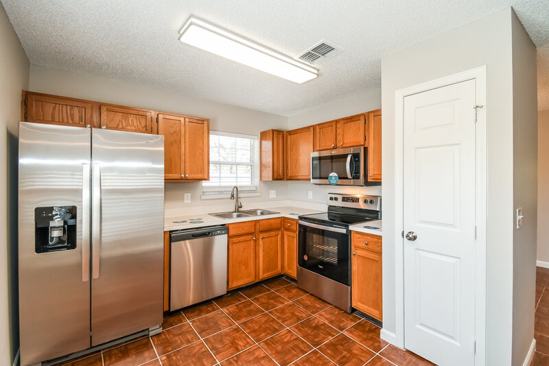 1,925/Mo, 2991 Quapaw Trl Middleburg, FL 32068 Kitchen View