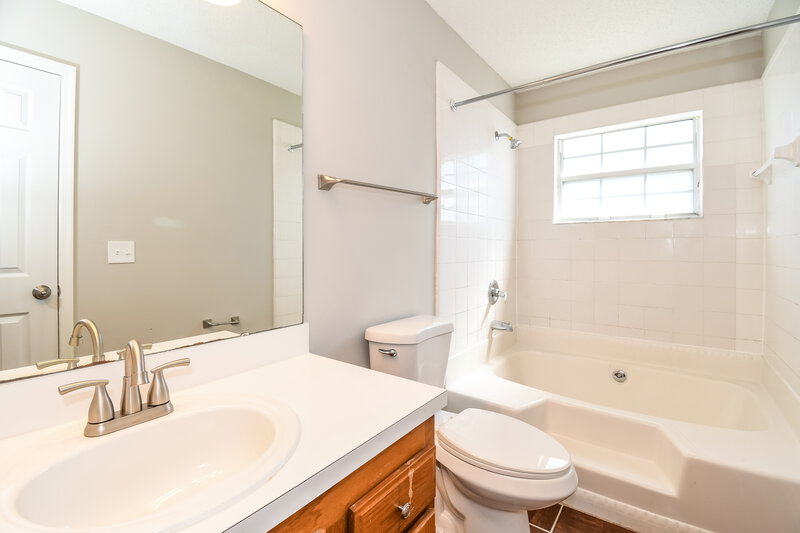 1,925/Mo, 2991 Quapaw Trl Middleburg, FL 32068 Main Bathroom View