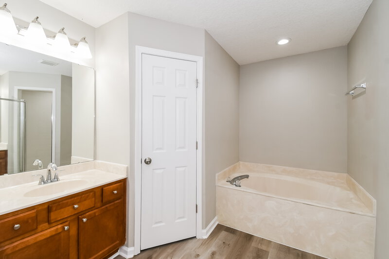 1,785/Mo, 10303 Normanwood Ct Jacksonville, FL 32221 Main Bathroom View