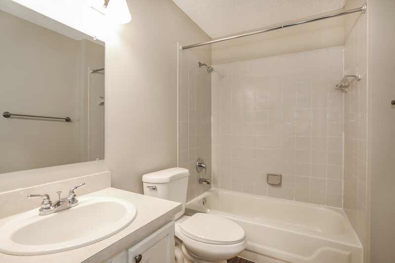 1,625/Mo, 1931 Farm Way Middleburg, FL 32068 Bathroom View