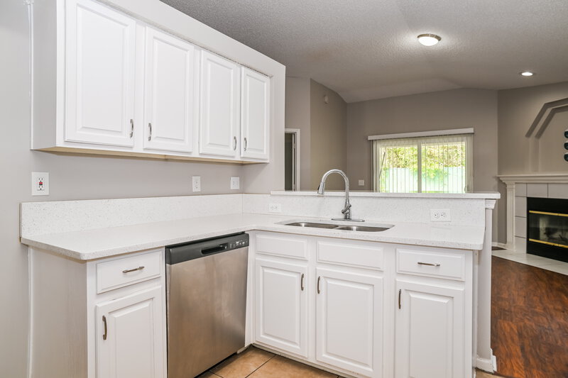 3,020/Mo, 8237 Abbeyfield Dr Jacksonville, FL 32277 Kitchen View 2