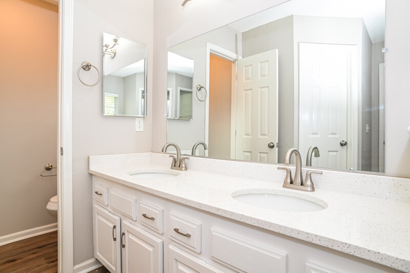 3,020/Mo, 8237 Abbeyfield Dr Jacksonville, FL 32277 Main Bathroom View