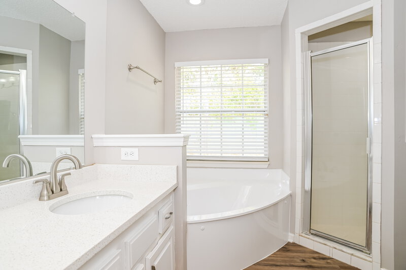 3,020/Mo, 8237 Abbeyfield Dr Jacksonville, FL 32277 Main Bathroom View 2