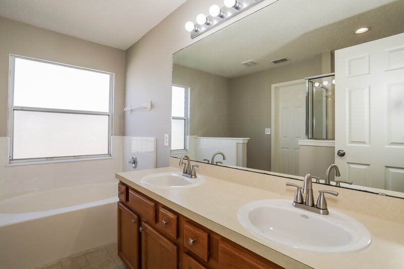 1,950/Mo, 2695 Secret Harbor Dr Orange Park, FL 32065 Main Bathroom View