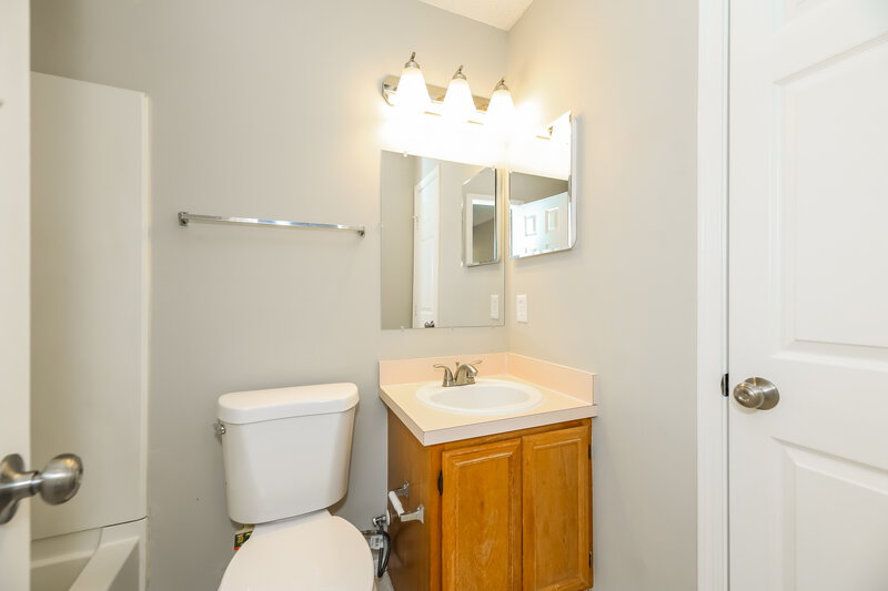 1,825/Mo, 605 Staffordshire Dr E Jacksonville, FL 32225 Main Bathroom View