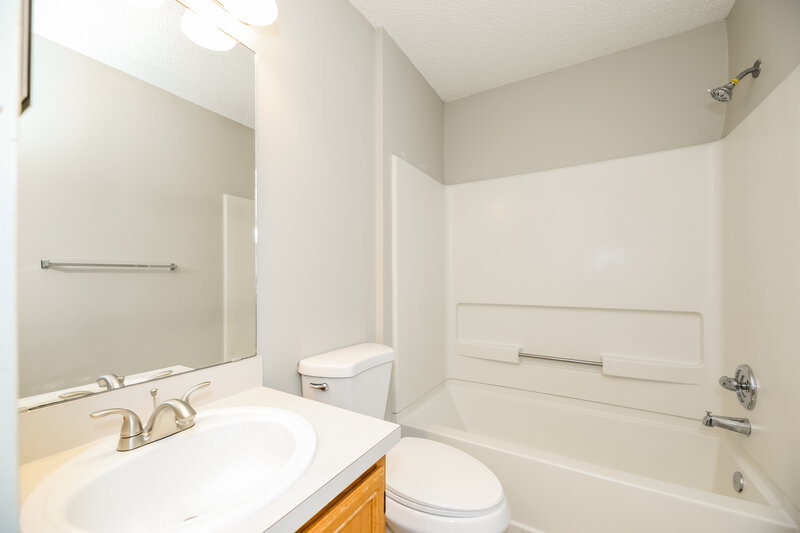 1,825/Mo, 605 Staffordshire Dr E Jacksonville, FL 32225 Bathroom View