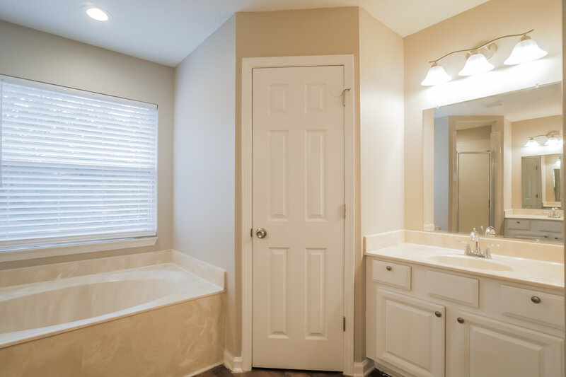 2,545/Mo, 2413 Woodstork Ct St Augustine, FL 32092 Main Bathroom View