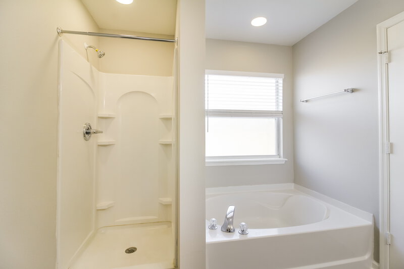 1,920/Mo, 76205 Deerwood Dr Yulee, FL 32097 Main Bathroom View