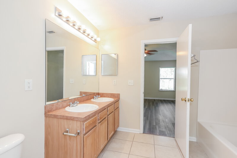 1,765/Mo, 12819 Radiant Run Ct Jacksonville, FL 32218 Main Bathroom View