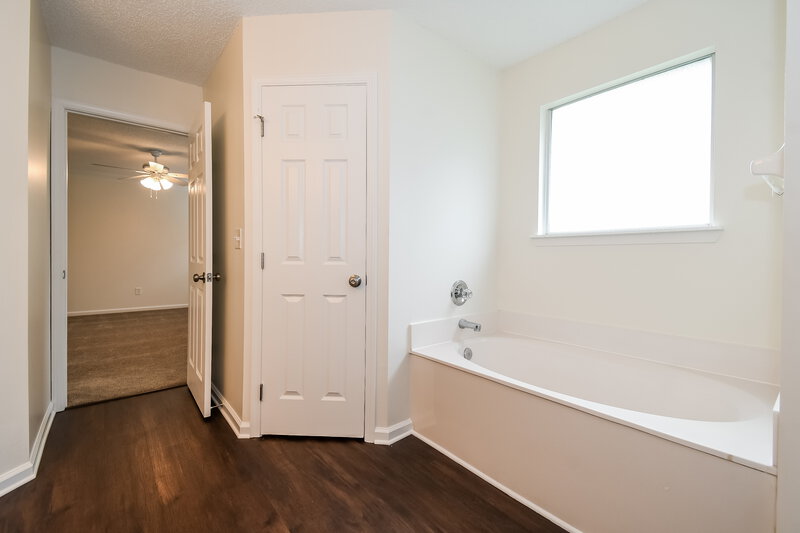 3,060/Mo, 2931 Jubilee Ln Green Cove Springs, FL 32043 Main Bathroom View 2