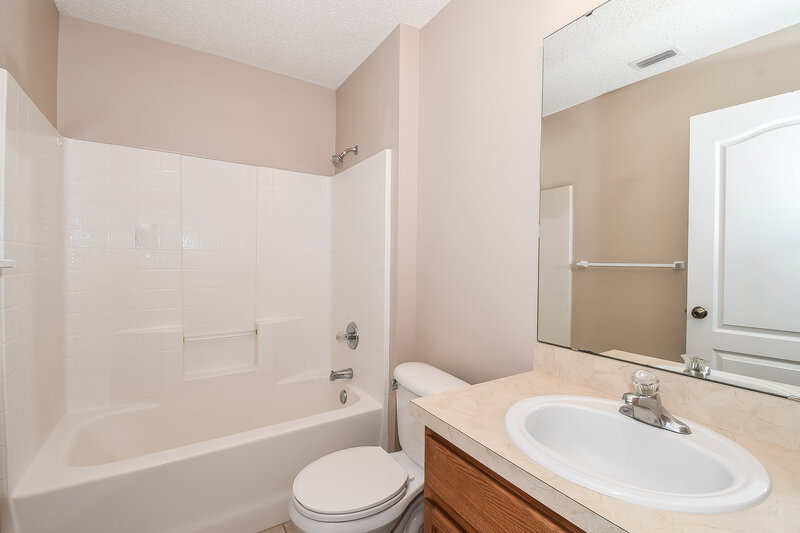 2,490/Mo, 6522 Blue Leaf Ln Jacksonville, FL 32244 Bathroom View