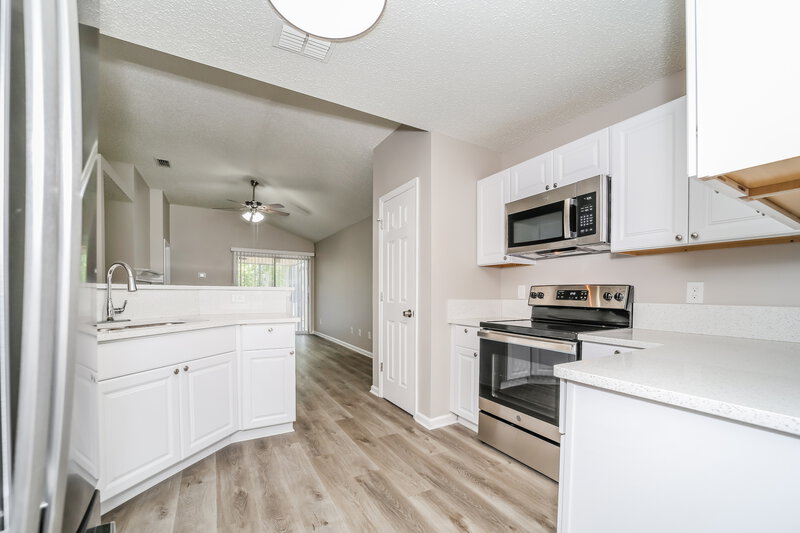 1,885/Mo, 10382 Brookwood Bluff Rd N Jacksonville, FL 32225 Kitchen View