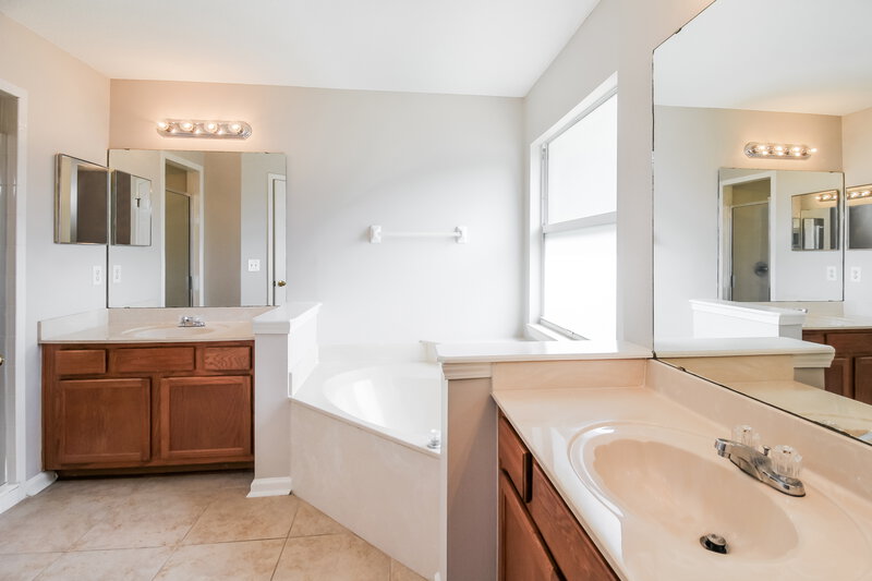 2,135/Mo, 12576 Richfield Blvd Jacksonville, FL 32218 Main Bathroom View