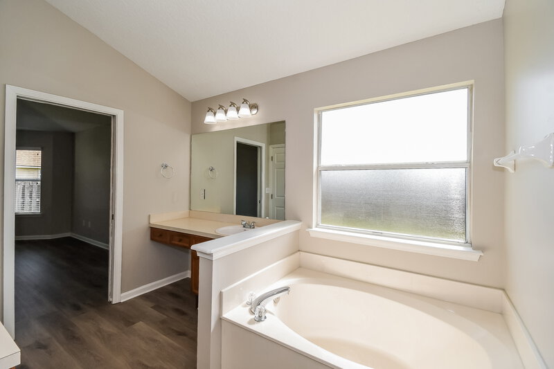2,090/Mo, 1311 Yellow Jacket Ct Jacksonville, FL 32218 Main Bathroom View