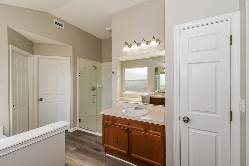 2,090/Mo, 1311 Yellow Jacket Ct Jacksonville, FL 32218 Main Bathroom View 2
