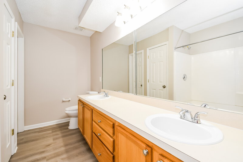 2,520/Mo, 6740 Newgate Cir E Jacksonville, FL 32244 Main Bathroom View
