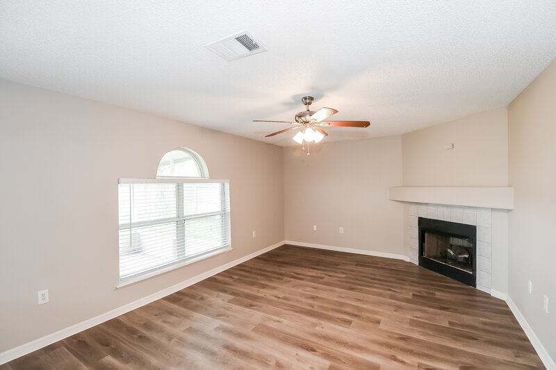 2,200/Mo, 7331 Spring Hill Rd Jacksonville, FL 32244 Living Room View