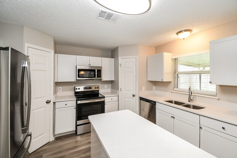 2,200/Mo, 7331 Spring Hill Rd Jacksonville, FL 32244 Kitchen View