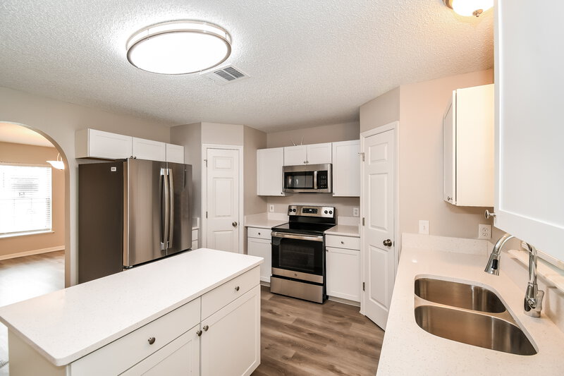 2,200/Mo, 7331 Spring Hill Rd Jacksonville, FL 32244 Kitchen View 2