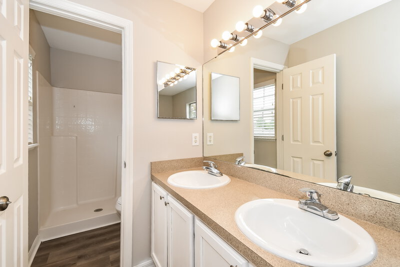 2,200/Mo, 7331 Spring Hill Rd Jacksonville, FL 32244 Main Bathroom View