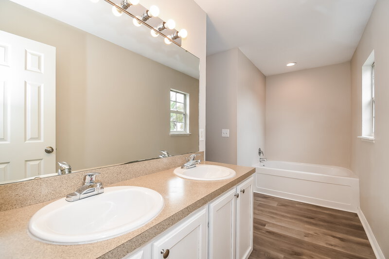 2,200/Mo, 7331 Spring Hill Rd Jacksonville, FL 32244 Main Bathroom View 2